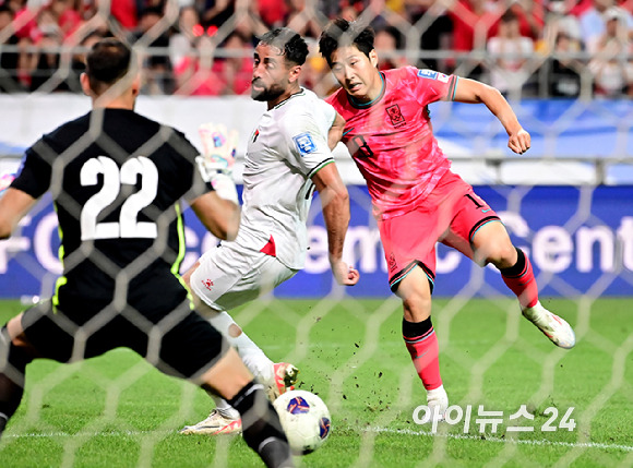 이강인이 5일 오후 서울월드컵경기장에서 열린 대한민국과 팔레스타인과 2026 FIFA 북중미 월드컵 아시아 지역 3차 예선 1차전에서 슈팅을 하고 있다. [사진=곽영래 기자]