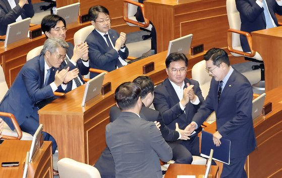 박찬대 더불어민주당 원내대표(오른쪽)가 4일 오전 서울 여의도 국회에서 열린 본회의에서 교섭단체 대표연설을 마친 뒤 민주당 의원들의 박수를 받으며 이동하고 있다. 김성룡 기자