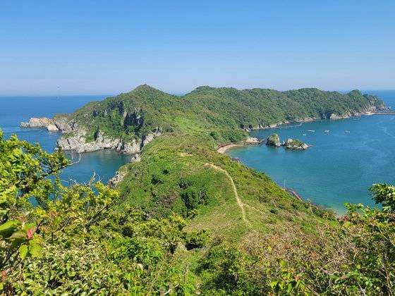 공치산을 내려오면 건너편 능선이 한반도 지형처럼 보인다.