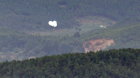 5일 오전 경기도 파주시 오두산 통일전망대에서 바라본 북한 황해북도 개풍군에서 쓰레기 풍선이 떠오르고 있다.연합뉴스