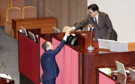 추경호 국민의힘 원내대표가 5일 국회 본회의장에서 열린 교섭단체 대표 연설을 마친 뒤 우원식 국회의장과 악수하고 있다. 김성룡 기자