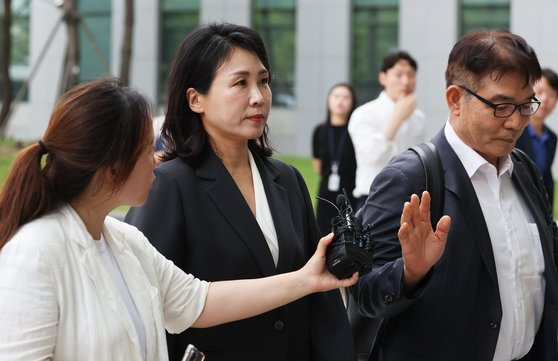 이재명 더불어민주당 대표의 아내인 김혜경씨가 5일 오후 '경기도 법인카드 유용' 의혹 소환조사를 받기 위해 경기 수원 수원지방검찰청으로 출석하고 있다. 연합뉴스