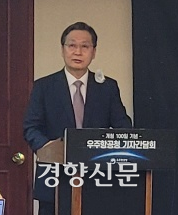 서울의 한 호텔에서 6일 개최된 우주항공청 개청 100일 기념 기자간담회에서 윤영빈 청장이 발언하고 있다. 이정호 기자