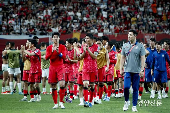 손흥민을 비롯한 한국 축구대표팀 5일 서울월드컵경기장에서 열린 2026 북중미 월드컵 아시아 3차 예선 B조 1차전 팔레스타인과의 경기를 마치고 팬들에게 인사하고 있다. 문재원 기자