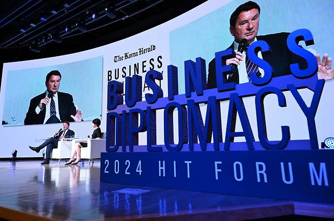 Brian Ballard, founder and president of US lobbying firm Ballard Partners, speaks with Korean political scientist Kim Ji-yoon during The 2024 Korea Herald HIT Forum at the Korea Chamber of Commerce and Industry in Seoul on Thursday. (Lee Sang-sub/The Korea Herald)