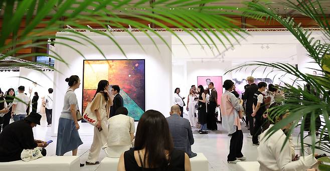 Visitors browse gallery booths during Frieze Seoul's VIP preview at Coex, southern Seoul, on Wednesday. [NEWS1]