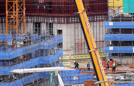 A construction site for an apartment complex in Seoul on Thursday. [NEWS1]