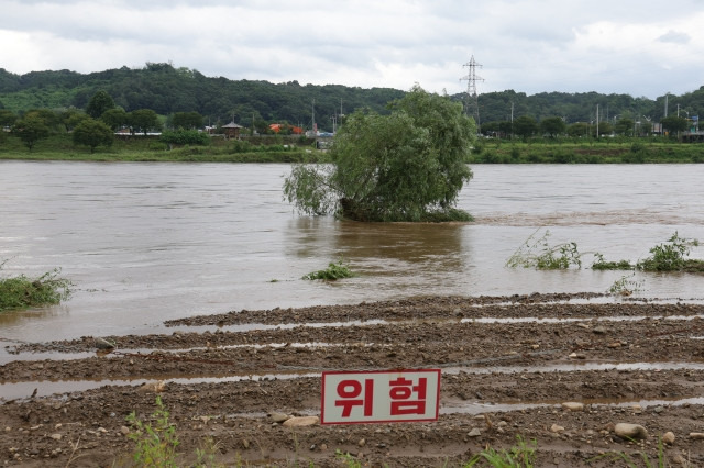 지난달 22일 경기도 연천군 임진교 일대가 수위 상승으로 통제돼 있는 모습. 환경부는 북한이 임진강 상류 황강댐에서 상당한 양의 물을 흘려보낸 것으로 보인다고 밝혔다. 연합뉴스