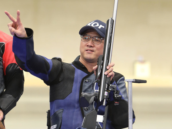 박진호가 3일(현지시간) 프랑스 샤토루 슈팅센터에서 열린 2024 파리 패럴림픽 사격 R7 남자 50m 소총 3자세 결선에서 금메달을 확정하며 2관왕에 오른 뒤 두 손가락을 펼쳐 보이고 있다. 대한장애인체육회 제공