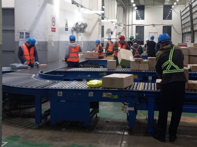 ‘목사님의 택배일기’ 저자가 택배기사로 일할 당시 매일 오전 6~7시에 출근했던 택배 대리점 내부. 직원들이 당일 배송 준비에 한창이다. 산지니 제공