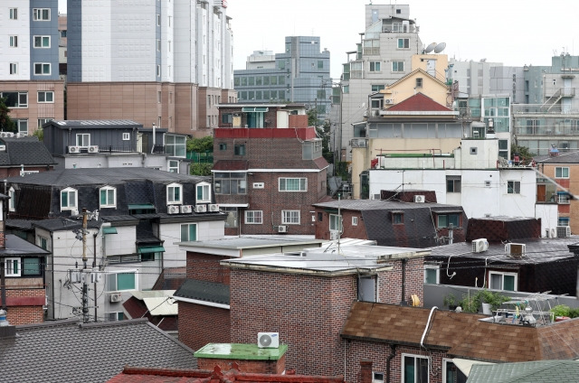 지난달 서울 주요 대학가 인근 원룸의 평균 월세는 60만원, 평균 관리비는 7만9000원으로 집계됐다. 뉴시스