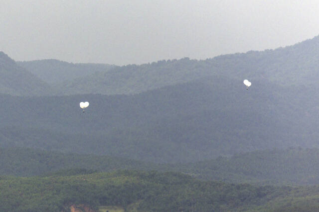 5일 오전 경기도 파주시 오두산 통일전망대에서 바라본 북한 황해북도 개풍군에서 쓰레기 풍선이 떠오르고 있다. 연합뉴스