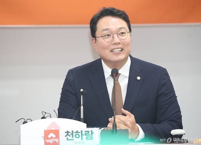 천하람 개혁신당 원내대표가 22일 광주시의회 5층 예결특위 회의실에서 열린 30차 광주 현장 최고위원회의에서 모두발언을 하고 있다.2024.8.22/뉴스1  Copyright (C) 뉴스1. All rights reserved. 무단 전재 및 재배포,  AI학습 이용 금지.