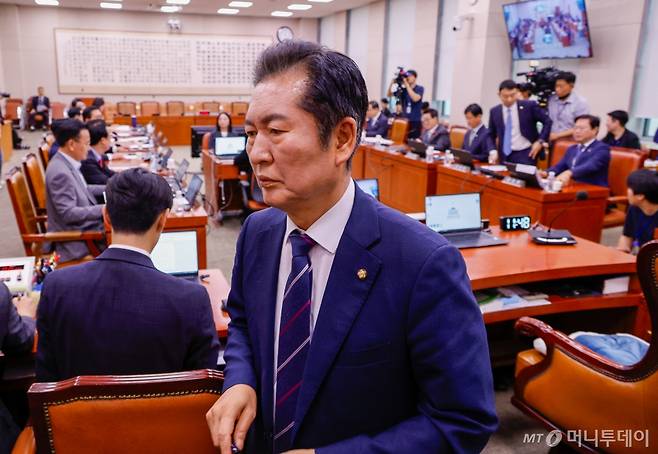 정청래 국회 법제사법위원회 위원장이 5일 서울 여의도 국회에서 열린 법사위 3차 전체회의에서 기자회견 중  자신을 '빌런(악당) 정청래'라고 발언한 국민의힘 의원들의 사과를 요구하며 정회를 선언, 퇴장하고 있다. 2024.9.5/사진=뉴스1 /사진=(서울=뉴스1) 안은나 기자