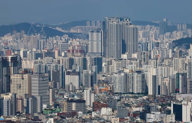 서울 고가 아파트와 저가 아파트의 가격 격차가 5배 넘게 벌어지면서 주택가격 격차가 지속 확대될 경우 시장 양극화가 지금보다 더 심화될 수 있다는 우려가 제기된다. 사진은 지난 8월 서울 남산에서 바라본 아파트 밀집 지역의 모습. /사진=뉴시스