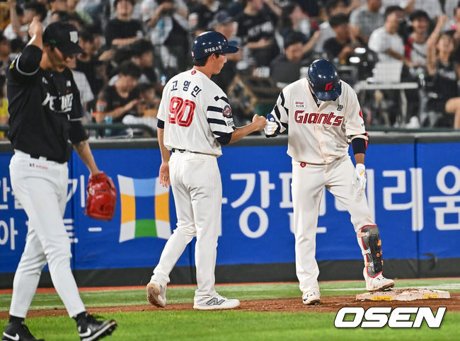 [OSEN=부산, 이석우 기자] 5일 부산 사직야구장에서 2024 신한 SOL 뱅크 KBO 리그 롯데 자이언츠와 KT 위즈의 경기가 열렸다. 홈팀 롯데는 정현수가 선발 출전하고 KT는 조이현이 선발 출전했다.롯데 자이언츠 손호영이 7회말 2사 3루 우익수 앞 1타점 3루타를 치고 하이파이브를 하고 있다. 2024.09.05 / foto0307@osen.co.kr