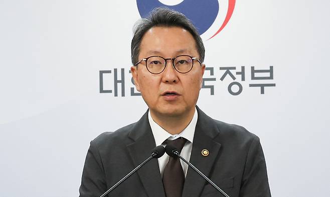 박민수 보건복지부 제2차관이 4일 서울 종로구 정부서울청사에서 응급의료 등 비상진료 대응 관련 브리핑을 하고 있다. 뉴스1