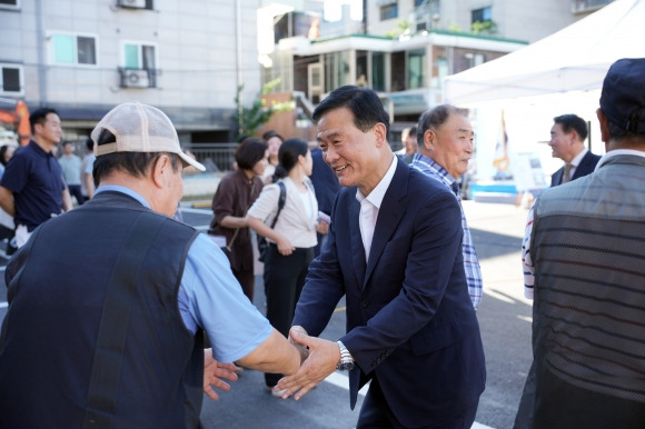 이승로 서울 성북구청장이 지난달 29일 석관동 공영주차장 준공식에서 주민들과 악수하고 있다. 성북구 제공