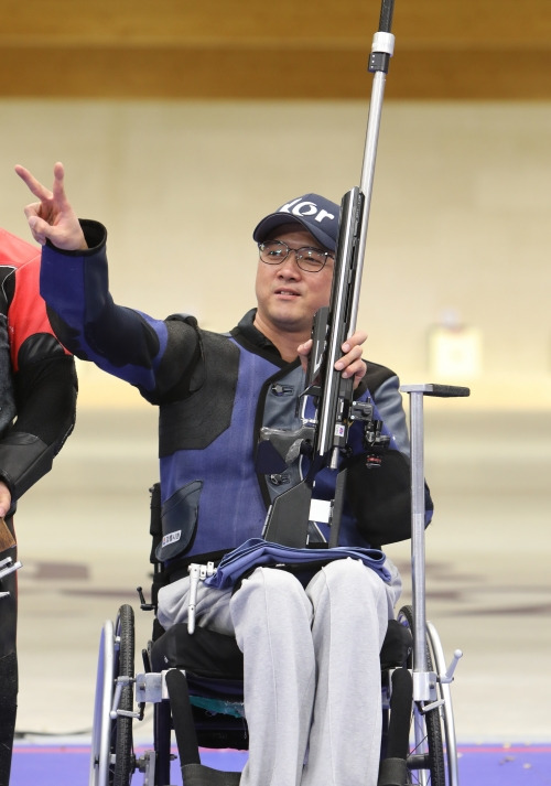 내가 첫 2관왕… 사격 박진호 또 금메달 쾌거 - 한국 사격 국가대표 박진호가 지난 3일(한국시간) 프랑스 샤토루 사격센터에서 열린 2024 파리패럴림픽 사격 R7 남자 50m 소총 3자세 SH1 결선에서 454.6점으로 1위를 차지한 뒤 응원단을 향해 대회 2관왕을 의미하는 손가락 두 개를 펼치고 있다. 이날 본선(1179점)과 결선 패럴림픽 기록을 모두 갈아치운 박진호는 기세를 몰아 5일 R6 혼성 50m 소총 복사 종목에서 세 번째 금메달에 도전한다. 대한장애인체육회 제공