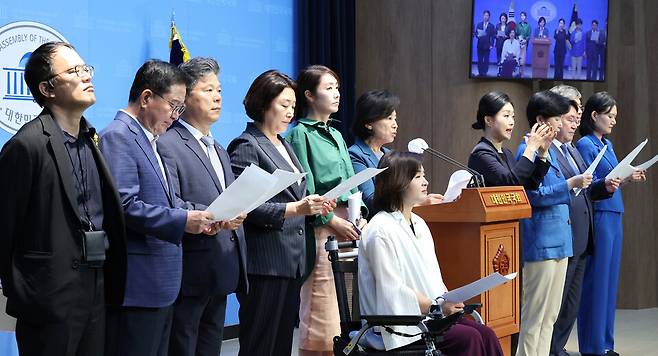 더불어민주당 국회 보건복지위원회 소속 의원들이 5일 오전 국회 소통관에서 정부의 연금개혁안과 관련해 기자회견을 하고 있다. ⓒ 연합뉴스