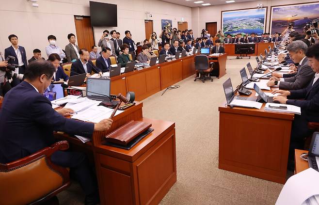 국회 국토교통위원회 맹성규 위원장이 지난 8월21일 국회에서 열린 전체회의에서 의사봉을 두드리고 있다. ⓒ연합뉴스