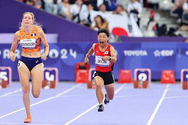 전민재(오른쪽)가 5일(한국시간) 스타드 드 프랭스에서 열린 2024파리패럴림픽 육상 여자 100m T36 결선에 출전해 힘차게 달리고 있다. 사진제공｜대한장애인체육회