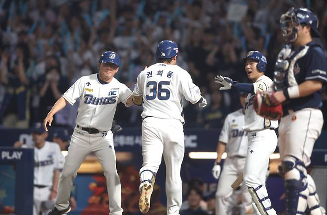 NC 권희동이 지난 8월29일 두산전에서 홈런을 친 뒤 환호하고 있다. 연합뉴스