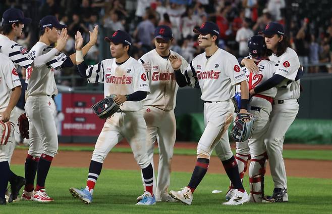 롯데 선수들이 8월27일 한화전 승리 뒤 하이파이브 하고 있다. 연합뉴스