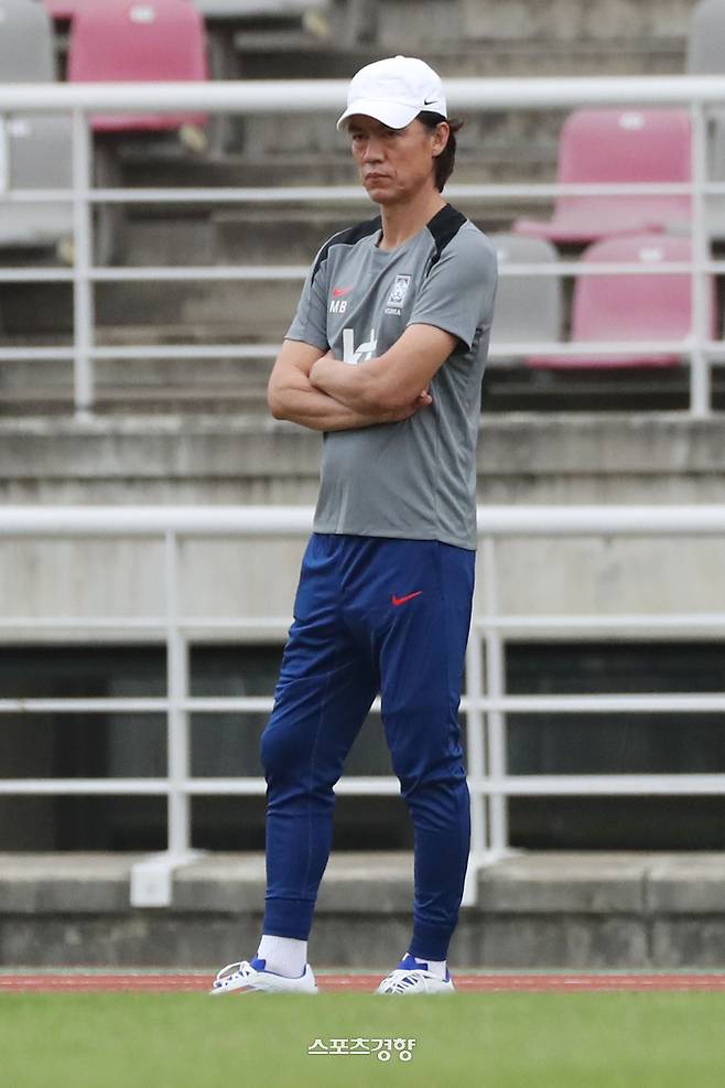 홍명보 한국 축구대표팀 감독이 2일 경기 고양종합운동장에서 훈련을 지켜보고 있다. 2024.09.02 한수빈 기자