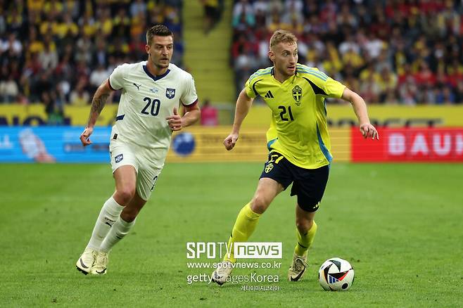 ▲ 스웨덴 축구대표팀 주장 빅토르 린델뢰프가 부상으로 아제르바이잔전에 나서지 못하면서 주장 완장을 차고 나서게 된 토트넘 홋스퍼 공격수 데얀 클루세프스키.