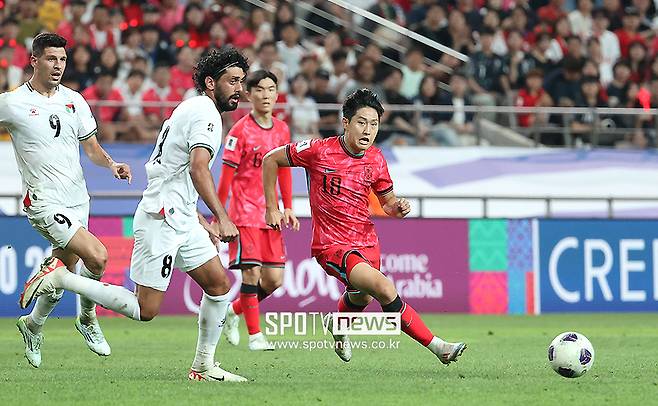 ▲ 한국은 5일 오후 8시 서울월드컵경기장에서 국제축구연맹(FIFA) 북중미월드컵 아시아지역 최종예선 B조 1차전에서 팔레스타인을 마주했다. 전반전은 양 팀 득점없이 0-0 팽팽한 접전이었다 한 수 아래 팀에 손쉬운 승리를 예상했는데 홍명보호 첫 선 뚜껑을 열어보니 압도적인 경쟁력까지는 아니었다. 홍명보 감독은 논란 속에 대표팀 지휘봉을 잡고 "월드컵 16강 이상"을 공언했는데 이런 경기력이라면 쉽지 않을 전망이다. ⓒ곽혜미 기자