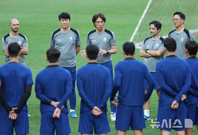 대한민국 축구 국가대표팀 홍명보 감독이 4일 서울 마포구 서울월드컵경기장에서 열린 훈련을 지도하고 있다. /사진=뉴시스