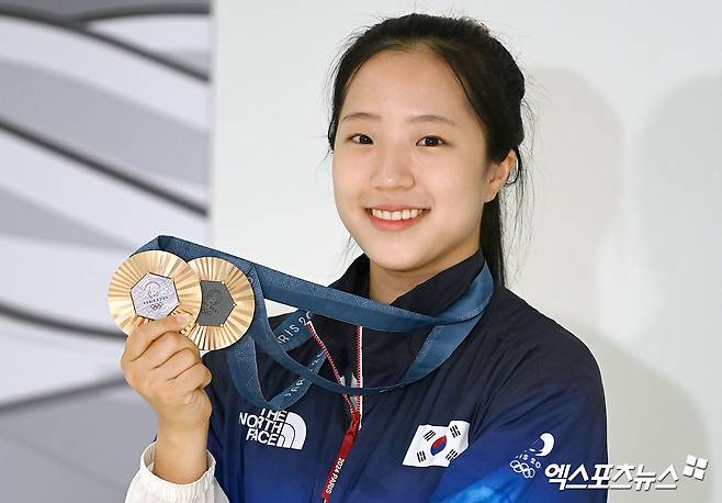 2024 파리 올림픽 탁구 대표팀이 12일 오후 인천국제공항을 통해 귀국했다. 대한민국 탁구 대표팀은 신유빈-임종훈이 출격한 혼합복식과 신유빈-전지희-이은혜가 나선 여자 단체전에서 동메달 1개씩을 획득했다. 포즈 취하는 탁구 대표팀 신유빈. 엑스포츠뉴스 DB