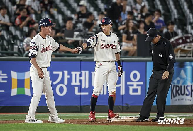 롯데 내야수 박승욱(오른쪽)은 4일 사직구장에서 열린 '2024 신한 SOL Bank KBO 리그' KT와 팀 간 14차전 경기에서 8번타자 유격수로 선발 출전했다. 7회말 1타점 적시타와 기민한 주루를 선보여 공격에 활력을 불어넣었다. 롯데 자이언츠