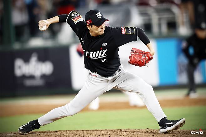 KT 투수 우규민은 5일 사직구장에서 열린 '2024 신한 SOL Bank KBO 리그' 롯데와 팀 간 15차전 맞대결에서 7회말 구원 등판했다. 이날 등판으로 KBO 리그 역대 6번째 800경기 출장을 달성했다. KT 위즈