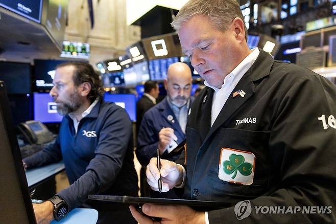 미국 뉴욕증권거래소(NYSE)에서 트레이더들이 업무를 보고 있다. [연합뉴스 자료사진]