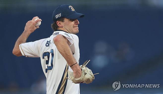 NC 선발 하트 (창원=연합뉴스) 김동민 기자 = 29일 경남 창원NC파크에서 열린 2024 KBO 리그 두산 베어스 대 NC 다이노스 경기. 1회 초 NC 선발 하트가 역투하고 있다. 2024.8.29 image@yna.co.kr