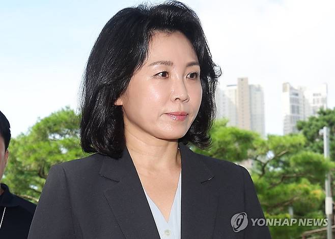 수원지법 들어서는 김혜경 씨 [연합뉴스 자료사진]