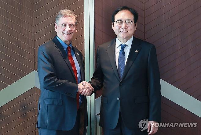 미국 우드로윌슨센터 회장 만난 정인교 통상교섭본부장 (서울=연합뉴스) 정인교 산업통상자원부 통상교섭본부장이 5일 서울 중구 소공동 롯데호텔에서 마크 그린(Mark Green) 미국 우드로윌슨센터 회장과 기념 촬영하고 있다. 2024.9.5 [산업통상자원부 제공. 재판매 및 DB 금지] photo@yna.co.kr