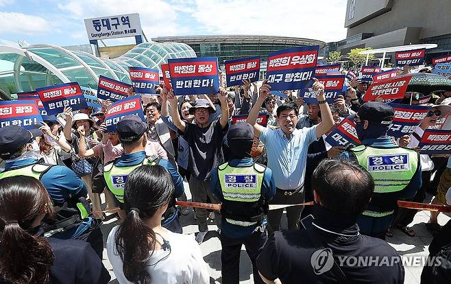 '박정희 동상 반대' (대구=연합뉴스) 윤관식 기자 = 14일 오전 동대구역 앞에서 열린 '박정희 광장 표지판 제막식'에서 시민단체 회원들이 박정희 전 대통령 표지판과 동상 설치를 반대하는 구호를 외치고 있다. 2024.8.14 psik@yna.co.kr