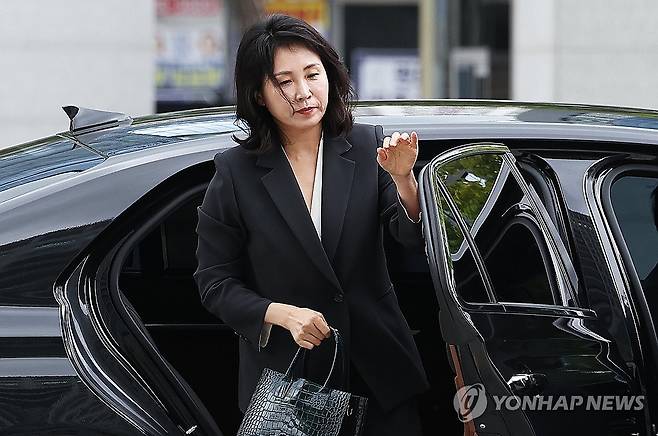 '경기도 법인카드 유용'의혹 김혜경씨 검찰 출석 (수원=연합뉴스) 홍기원 기자 = 더불어민주당 이재명 대표 배우자인 김혜경 씨가 5일 오후 '경기도 법인카드 유용' 의혹 관련 조사를 받기 위해 경기도 수원시 영통구 수원지방검찰청으로 출석하고 있다.
    수원지검 공공수사부(허훈 부장검사)는 김 씨를 업무상 배임 등 혐의 피의자 신분으로 조사한다. 2024.9.5 xanadu@yna.co.kr