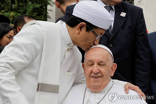 교황 머리에 입맞추는 인니 이슬람 최고성직자 (자카르타 EPA=연합뉴스) 나사루딘 우마르 대이맘이 5일(현지시간) 인도네시아 자카르타 이스티크랄 모스크를 찾은 프란치스코 교황 머리에 입맞추고 있다. 2024.8.5. photo@yna.co.kr