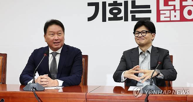 한동훈 대표 예방한 최태원 대한상의 회장 (서울=연합뉴스) 김주형 기자 = 최태원 대한상공회의소 회장(왼쪽)이 5일 오후 국회에서 국민의힘 한동훈 대표를 예방해 인사한 뒤 발언하고 있다. 2024.9.5 kjhpress@yna.co.kr