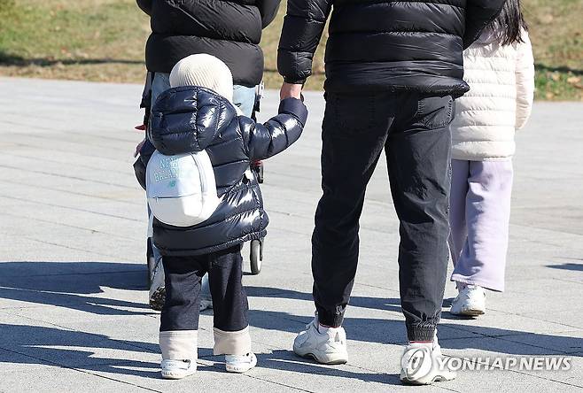 '아빠 손 잡은 아이' [연합뉴스 자료사진]