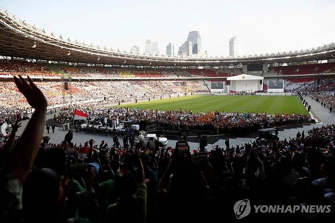 교황 집전 미사에 참석한 인도네시아 신자들 (자카르타 AFP=연합뉴스) 5일(현지시간) 인도네시아 자카르타 겔로라 붕 카르노(GBK) 주 경기장에서 인도네시아 가톨릭 신자들이 프란치스코 교황 집전 미사에 참석하고 있다. 2024.8.5. photo@yna.co.kr