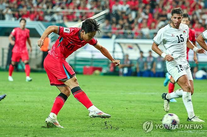 이강인의 슛 (서울=연합뉴스) 서대연 기자 = 5일 오후 서울월드컵경기장에서 열린 2026 FIFA 북중미 월드컵 3차 예선 대한민국 대 팔레스타인의 경기. 이강인이 슈팅하고 있다. 2024.9.5 dwise@yna.co.kr