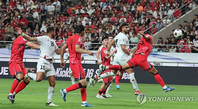 공격하는 팔레스타인 (서울=연합뉴스) 한상균 기자 = 5일 서울월드컵경기장에서 열린 대한민국과 팔레스타인의 2026 월드컵 아시아 3차 예선. 
    한국 선수들이 팔레스타인 공격을 막고 있다. 2024.9.5 xyz@yna.co.kr