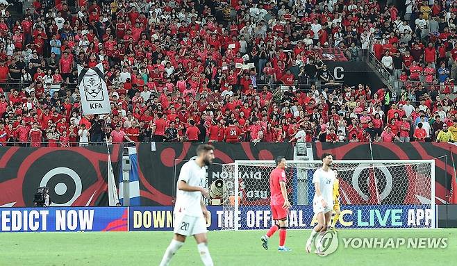 화난 축구팬 (서울=연합뉴스) 한상균 기자 = 5일 서울월드컵경기장에서 열린 대한민국과 팔레스타인의 2026 월드컵 아시아 3차 예선. 
    무승부 경기 종료 전 관중이 축구협회 깃발을 들고 있다 . 2024.9.5 xyz@yna.co.kr