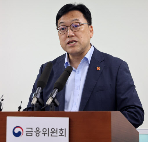 김병환 금융위원장이 6일 서울 종로구 정부서울청사에서 가계부채 관련 브리핑을 하고 있다. (사진=연합뉴스)