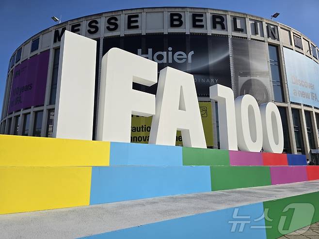 개막을 하루 앞둔 5일(현지시간) 독일 메세 베를린(Messe Berlin) 전시관 인근에 IFA 100주년을 기념하는 조형물이 설치돼 있다. 올해 100주년을 맞는 유럽 최대 가전 전시회 'IFA 2024'는 6일부터 10일까지(현지시간) 독일 베를린에서 열린다. 2024. 9.5/뉴스1 ⓒ News1 한재준 기자